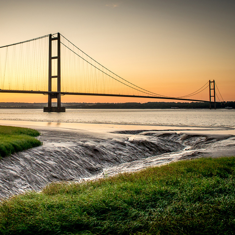 photo of Humber Bridge from edge of the water